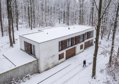 Casa Moderna ambiente invernal creada con IA y 3D vista aerea
